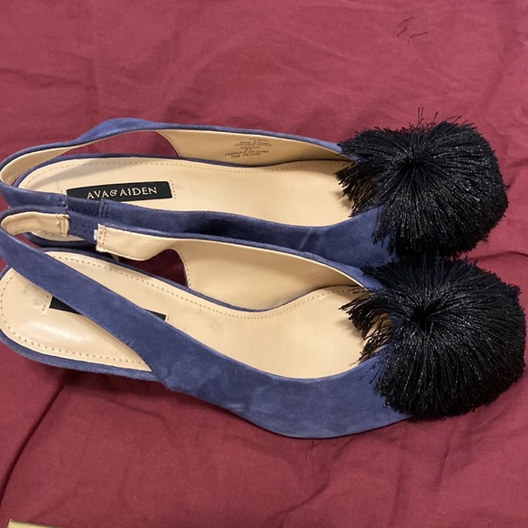 ❌ SOLD❌ Ava & Aiden Pom Pom Valessa Shoes - Picture 4 of 9